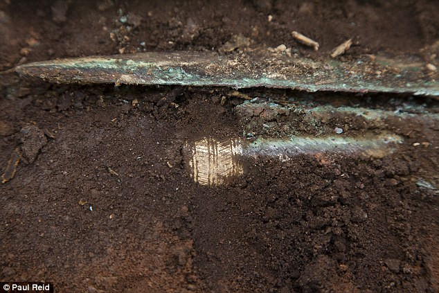 Phát hiện thanh gươm chuôi vàng 4.000 tuổi ở Scotland