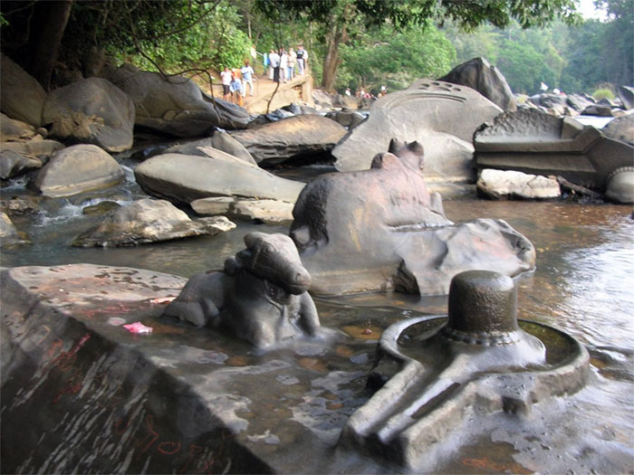 Phát hiện tượng đá mang biểu tượng sinh dục nam và nữ dưới lòng sông Ấn Độ