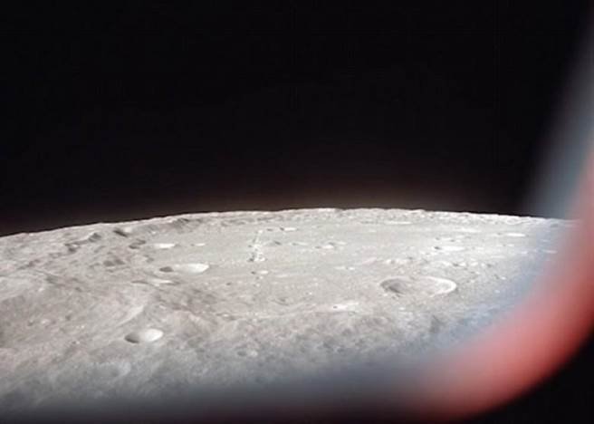 Phát hiện UFO trong ảnh chụp tàu Apollo hạ cánh trên Mặt Trăng