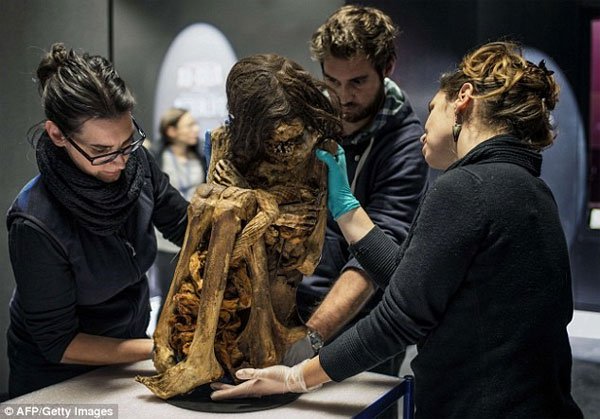 Phát hiện xác ướp Peru 1.000 năm tuổi trong tư thế ngồi co
