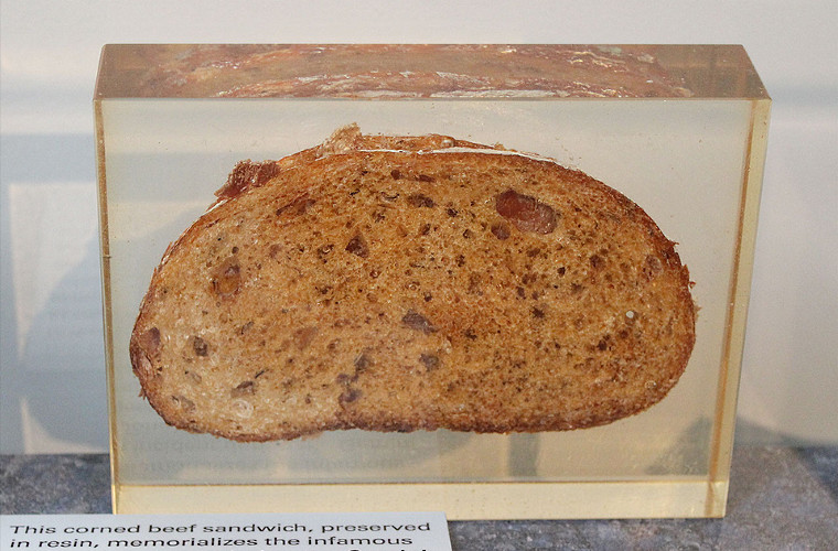 Phi hành gia NASA đã giấu tất cả để mang lên vũ trụ 1 miếng bánh mì như thế nào