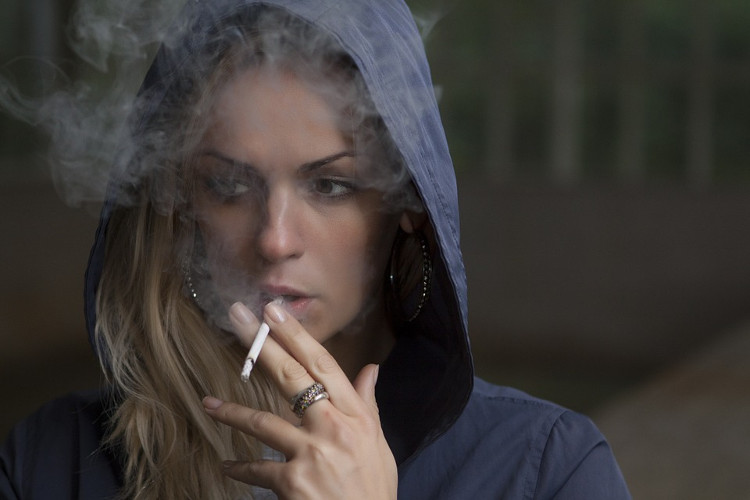 Phụ nữ hút thuốc tăng nguy cơ đột quỵ khi hoạt động mạnh