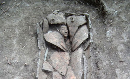 Quan tài 3300 năm tuổi chạm khắc mặt người