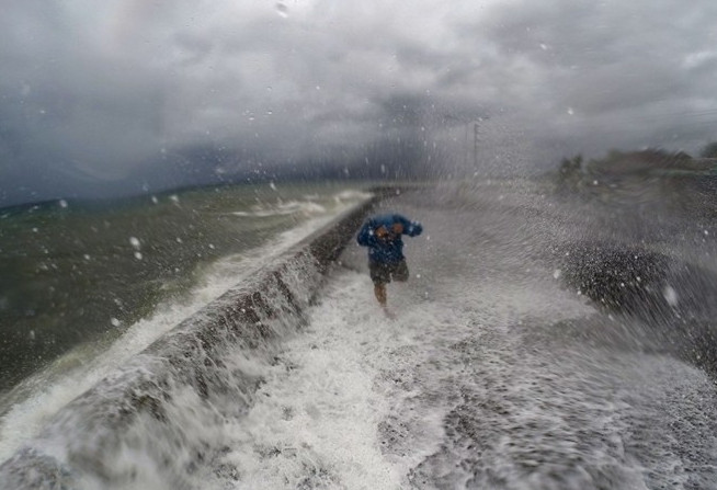 Siêu bão Melor đổ bộ Philippines, 3 người chết