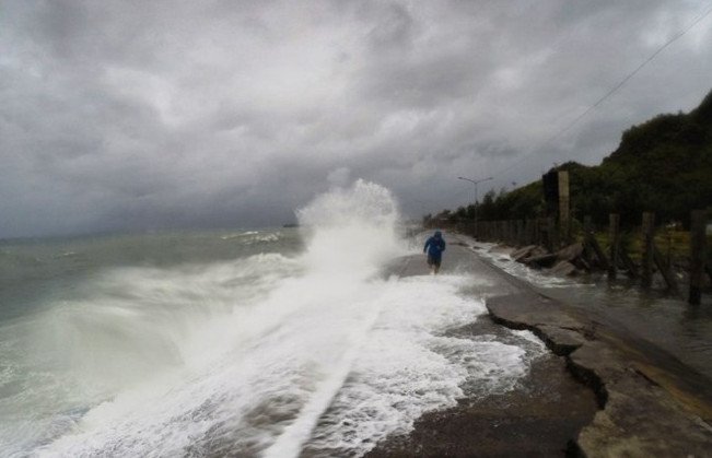 Siêu bão Melor đổ bộ Philippines, 3 người chết
