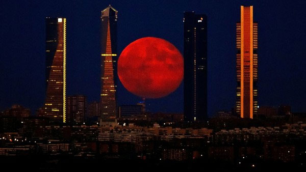 Siêu trăng đỏ rực trên bầu trời Tây Ban Nha