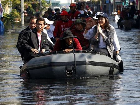 Số người chết vì lũ lụt tiếp tục tăng, “giặc nước” tiến sâu vào Bangkok