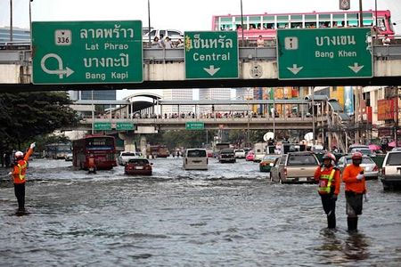 Số người chết vì lũ lụt tiếp tục tăng, “giặc nước” tiến sâu vào Bangkok