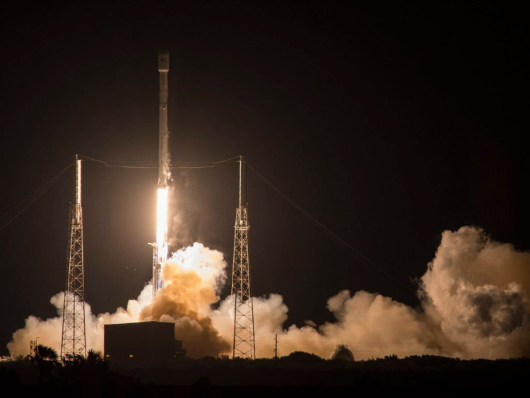 SpaceX hạ cánh thành công tên lửa đẩy Falcon 9 trên biển