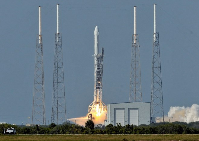 SpaceX lần đầu hạ cánh thành công tên lửa đẩy Falcon 9 trên biển