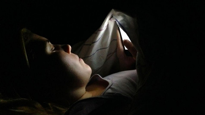 Sử dụng smartphone trong bóng tối có thể gây mù tạm thời