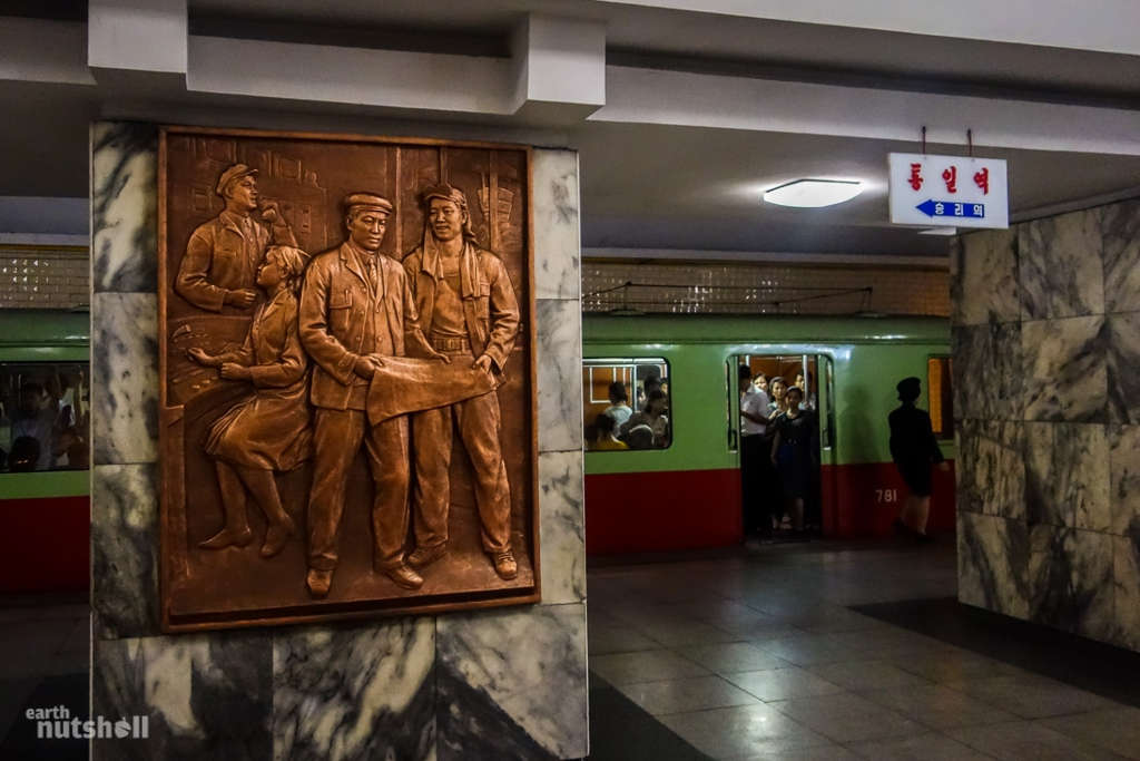 Sững sờ trước hệ thống tàu điện ngầm đồ sộ và hiện đại của Triều Tiên