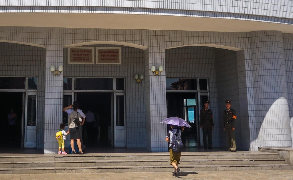 Sững sờ trước hệ thống tàu điện ngầm đồ sộ và hiện đại của Triều Tiên