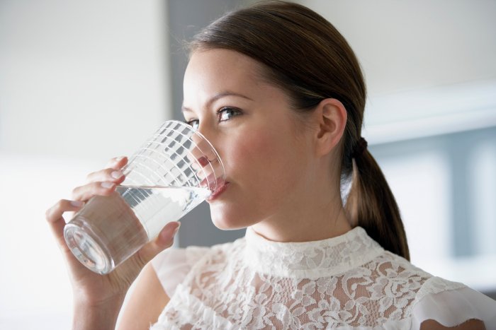 Tác hại của thói quen uống nước tùy tiện