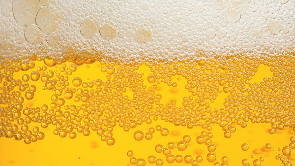 Tại sao bia ít được đóng trong chai nhựa?