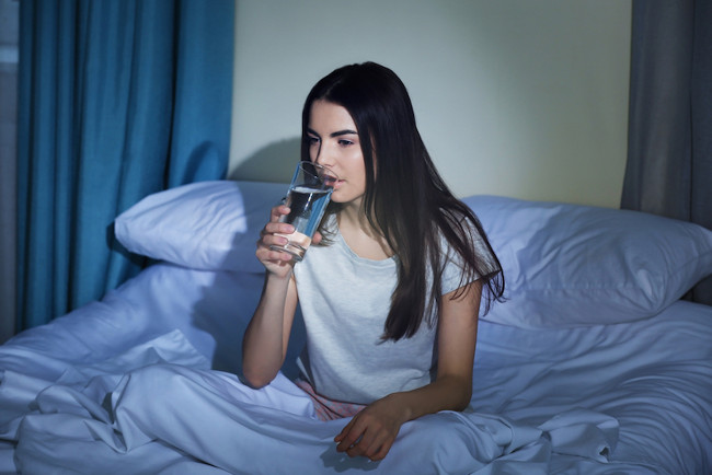 Tại sao chúng ta thường cảm thấy khát nước trước khi đi ngủ?