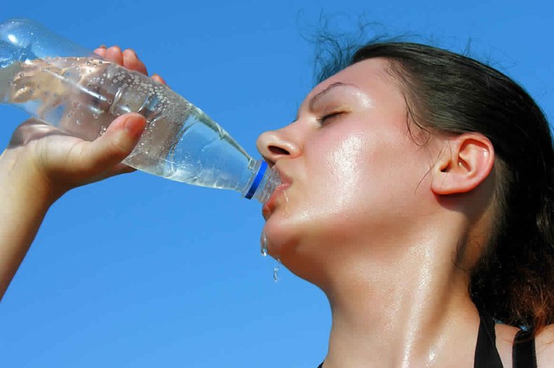 Tại sao mùa hè không nên uống nước lạnh