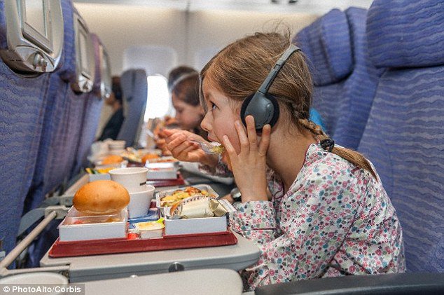 Tại sao thức ăn trên máy bay có vị không ngon?