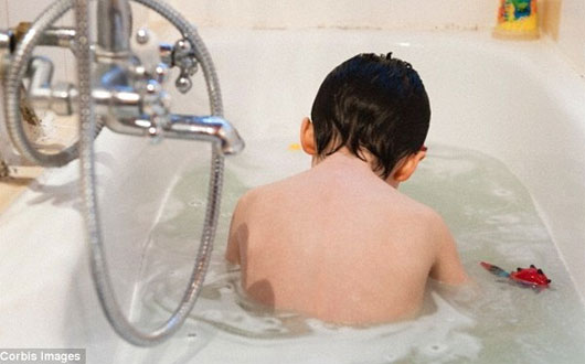 Tắm nước nóng giúp trẻ giảm triệu chứng tự kỷ