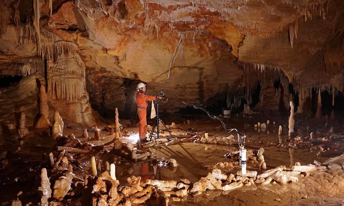 Tận thấy bức tường 175.000 tuổi trong hang động Pháp