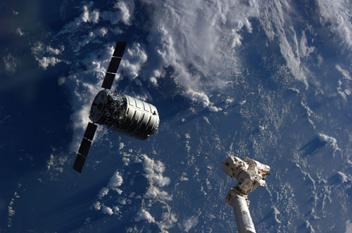 Tàu Cygnus lần đầu cập bến ISS