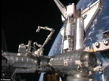 Tàu Discovery kết nối với ISS lần cuối