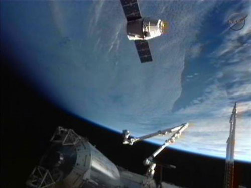 Tàu Dragon lắp ghép thành công với ISS