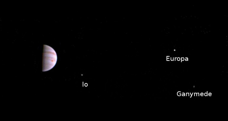 Tàu thăm dò Juno gửi hình ảnh đầu tiên chụp sao Mộc về Trái đất