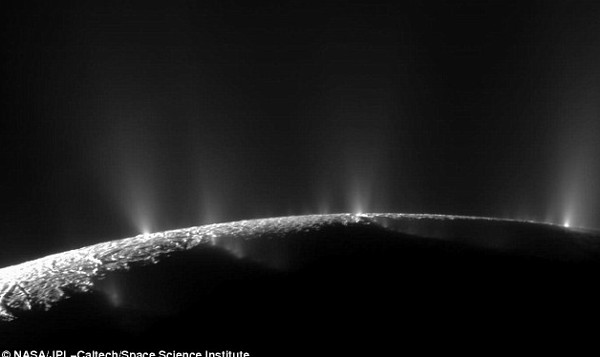 Tàu vũ trụ Cassini tiếp cận luồng hơi nước trên trăng của sao Thổ
