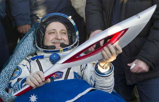 Tàu vũ trụ Soyuz trở về an toàn với ngọn đuốc Olympic