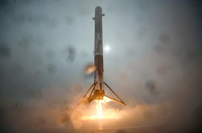 Tên lửa đẩy Falcon-9 đáp xuống dàn phóng ở biển thất bại