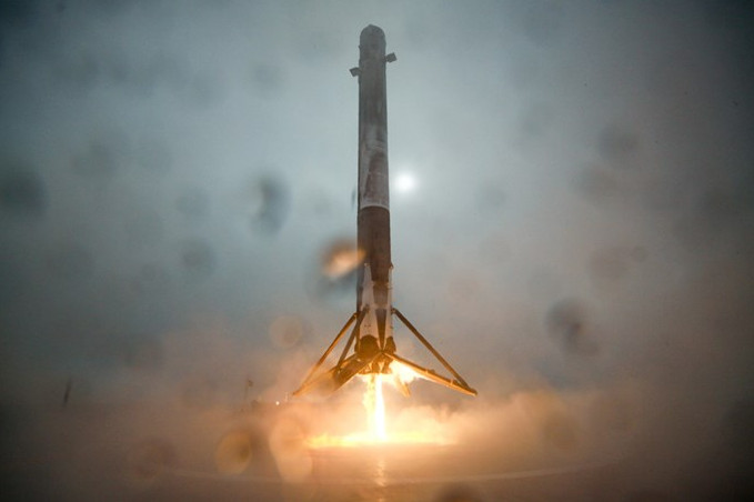 Tên lửa đẩy Falcon-9 đáp xuống dàn phóng ở biển thất bại