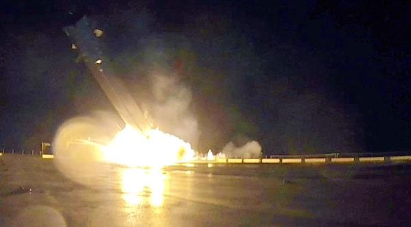 Tên lửa đẩy tái sử dụng của Elon Musk nổ tung khi hạ cánh