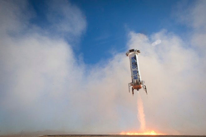 Tên lửa tái sử dụng của ông chủ Amazon lần thứ 3 liên tiếp hạ cánh thành công