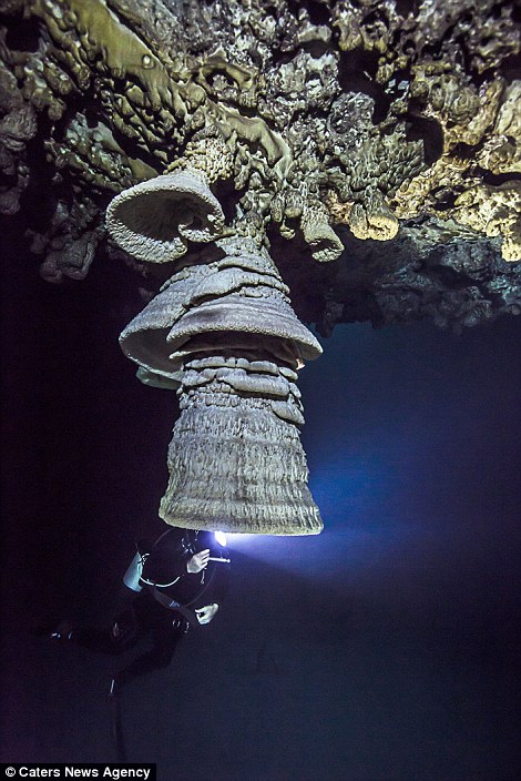 Thạch nhũ hình chuông bí ẩn trong hang động Mexico