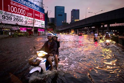 Thái Lan huy động máy bơm cứu Bangkok