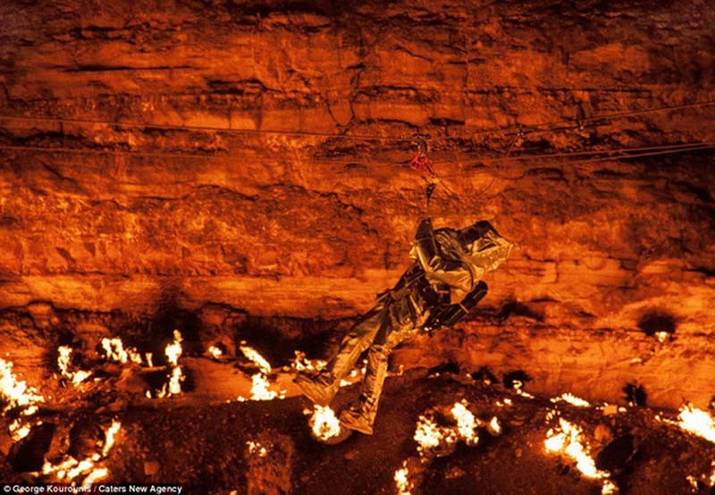 Thám hiểm “cổng địa ngục” cháy rừng rực ở Turkmenistan