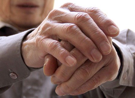 Thói quen bẻ đốt ngón tay gây hại sức khỏe?