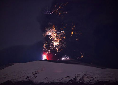 Tia sét trên miệng núi lửa tại Iceland