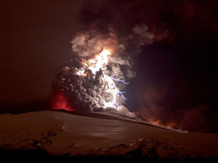 Tia sét trên miệng núi lửa tại Iceland