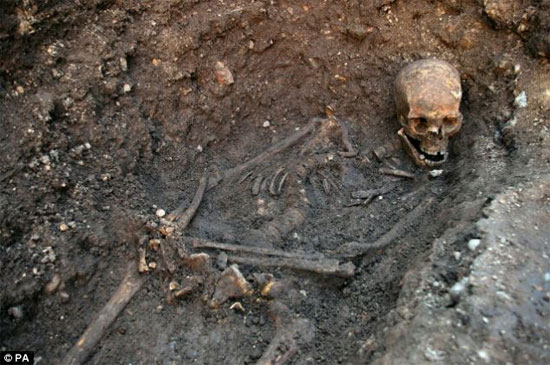 Tiết lộ bên trong ngôi mộ của vua Richard III