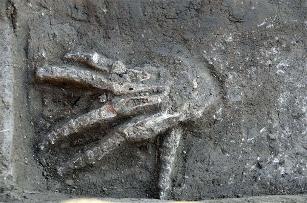 Tìm thấy 16 bàn tay phải bị chặt đứt, chôn vùi ở cung điện cổ xưa