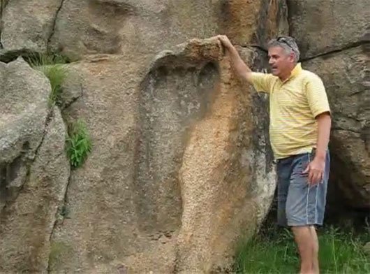 Tìm thấy dấu chân người khổng lồ cổ đại ở châu Phi