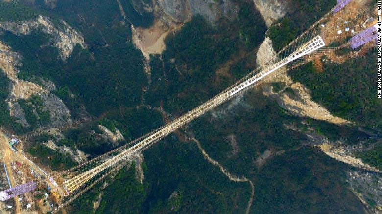 Tới Trung Quốc khám phá cây cầu kính cao và dài nhất thế giới