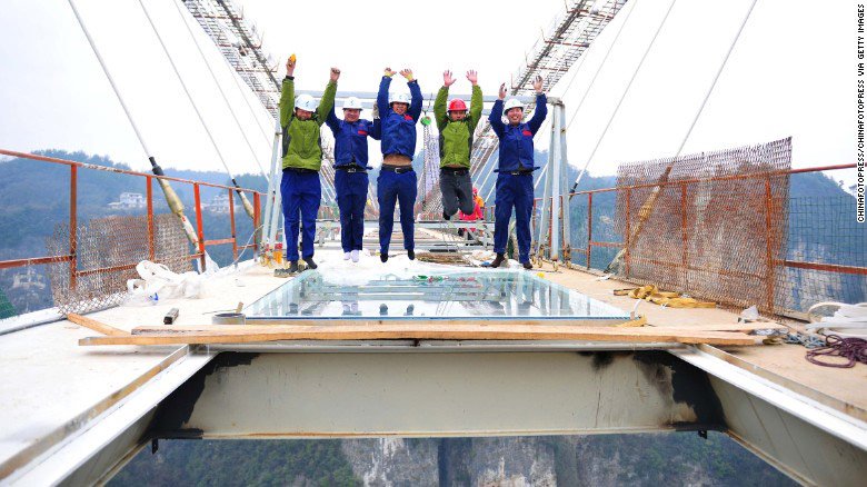 Tới Trung Quốc khám phá cây cầu kính cao và dài nhất thế giới