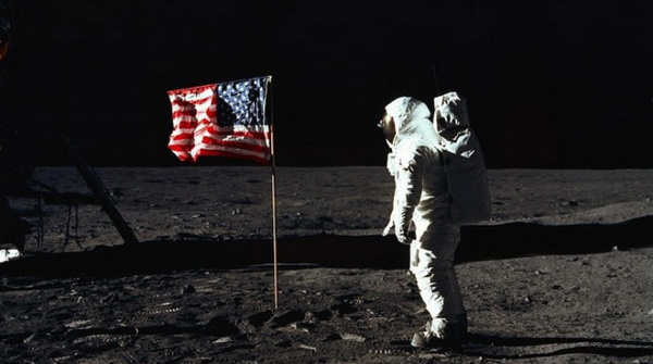 Trả 1,3 tỉ USD để du lịch Mặt trăng?