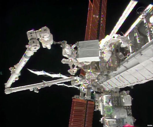 Trạm Vũ trụ Quốc tế được sửa trong đêm Giáng sinh