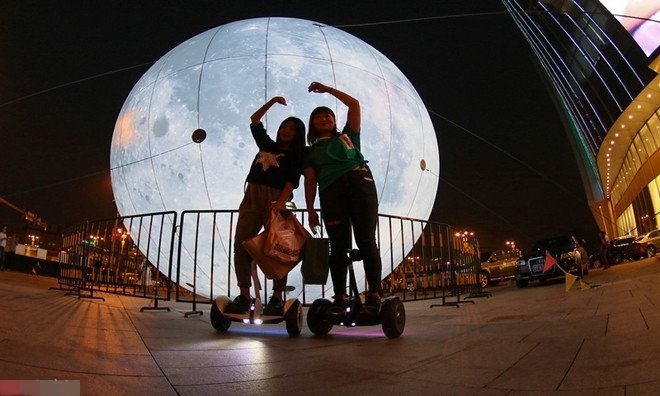 Trung Quốc chế tạo mặt trăng khổng lồ đón Trung thu