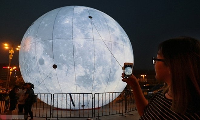 Trung Quốc chế tạo mặt trăng khổng lồ đón Trung thu