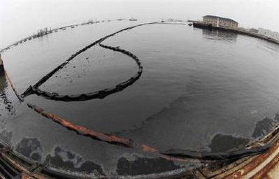 Trung Quốc: Dầu loang khắp 400km2 mặt biển từ vụ nổ đường ống